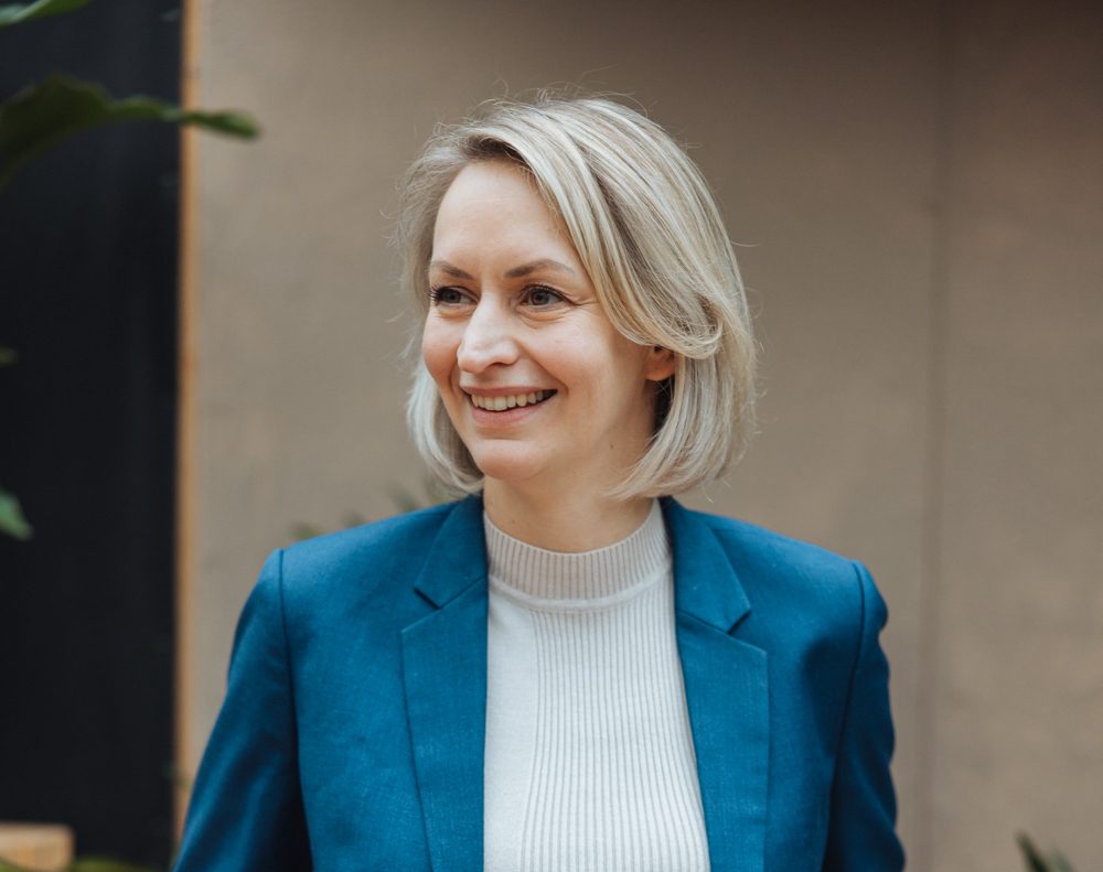 Dr. Katja Maurer als Keynote Speakerin auf der Bühne