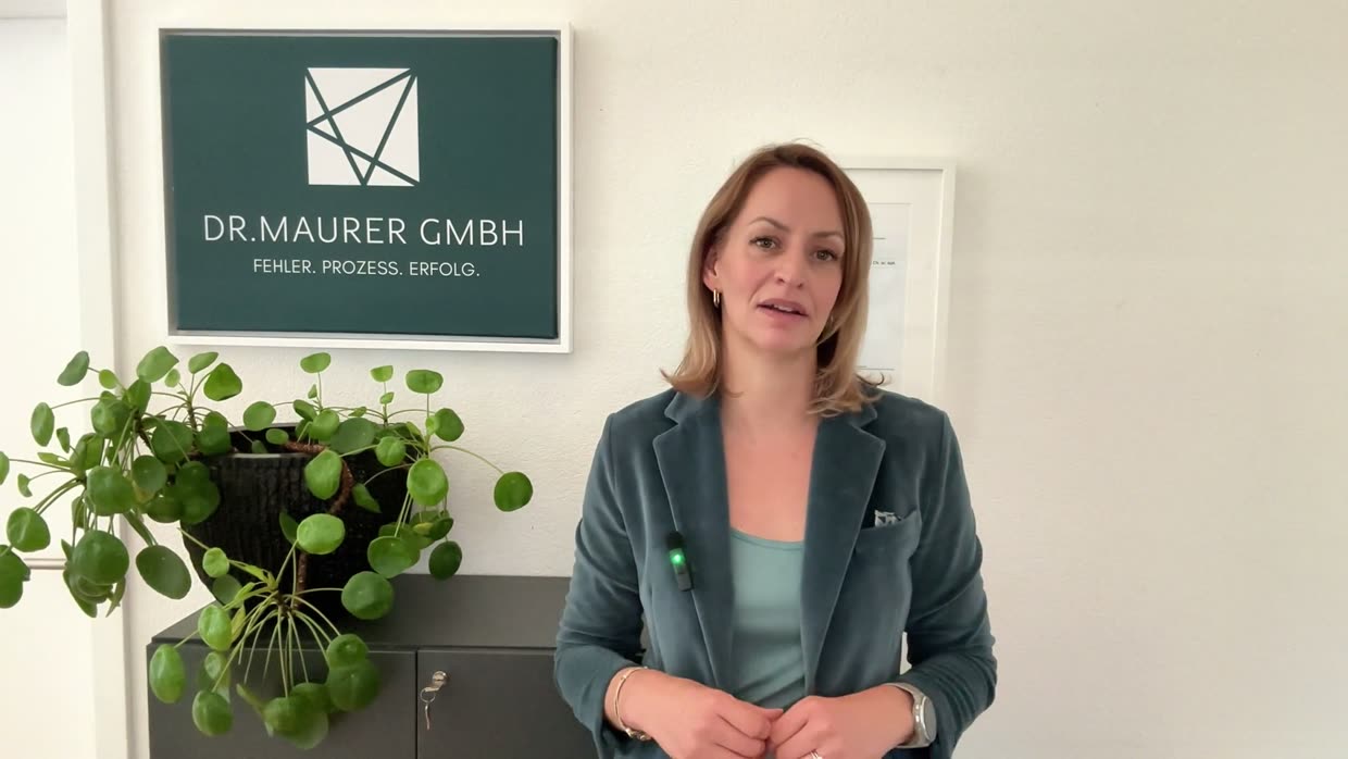 Dr. Katja Maurer vor dem Firmenschild der Dr. Maurer GmbH